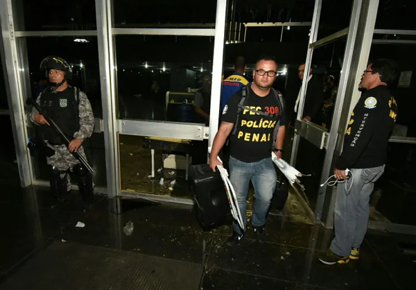 Agentes penitenciários desocupam palácio da Justiça após negociação