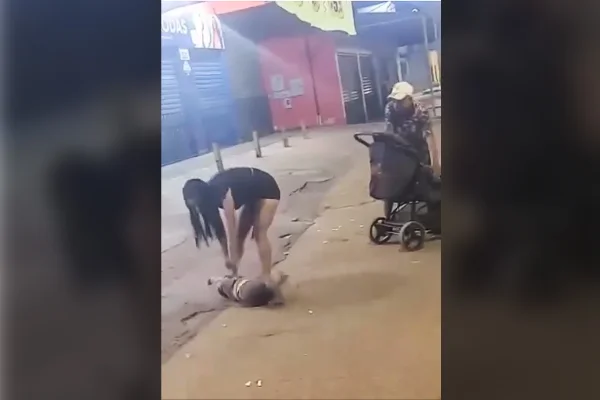 Foto colorida de mulher derrubando criança