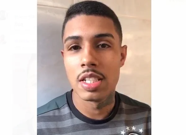 Foto colorida de Erickson David da Silva, de 28 anos, com camiseta cinza