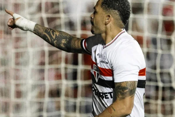 Imagem colorida de Luciano, jogador do São Paulo, comemorando gol - metrópoles