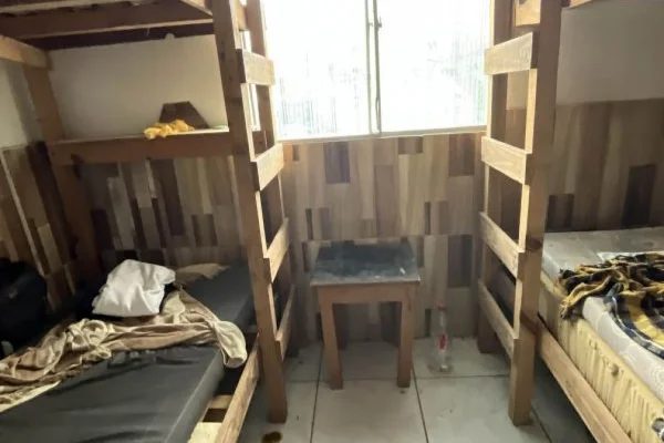 Imagem colorida mostra alojamento onde o Ministério do Trabalho e Emprego (MTE), resgatou 48 trabalhadores submetidos a condições degradantes de trabalho - Metrópoles