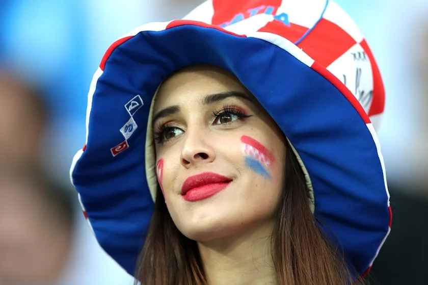 Torcedora da Croácia empurra sua seleção rumo à vitória Torcedora da Croácia empurra sua seleção rumo à vitória