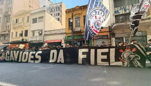 Gaviões da Fiel e outras organizadas do Corinthians fizeram ato no centro de São Paulo para pedir intervenção judicial e mudanças no clube - Metrópoles