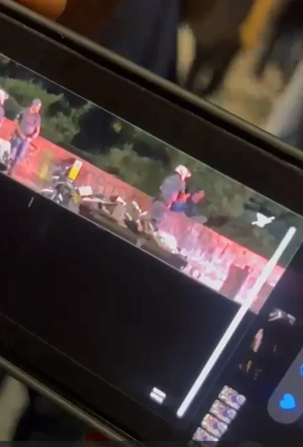 PM foi flagrado nessa segunda (2/12) jogando um homem em um córrego do alto de uma ponte em Cidade Ademar, na zona sul de SP - Metrópoles