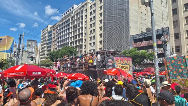 imagem colorida mostra público acompanhando trio elétrico do bloco forrozin - metrópoles