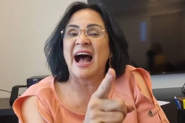 Ex-ministra e candidata ao Senado no DF, Damares Alves, manda recado para adversários em vídeo no Instagram. Na foto, ela aparece falando com dedo em riste - Metrópoles