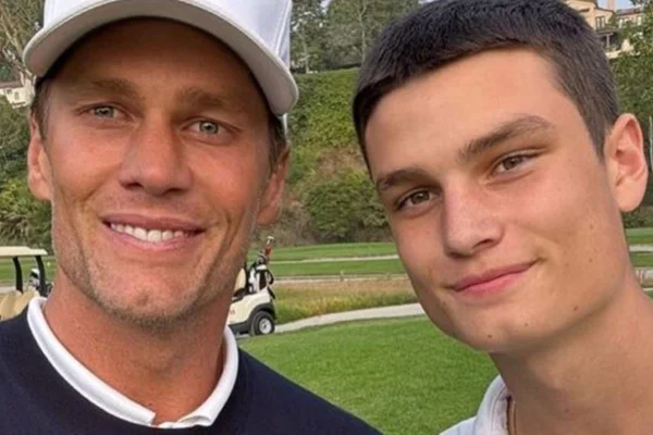 Foto colorida de Tom Brady e filho - Metrópoles