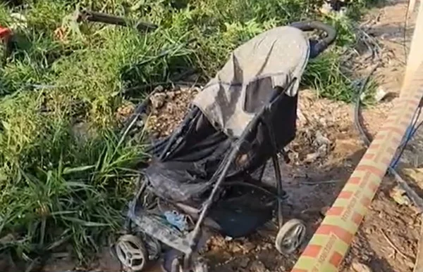Imagem colorida de carrinho de bebê atingido por incêndio - Metrópoles