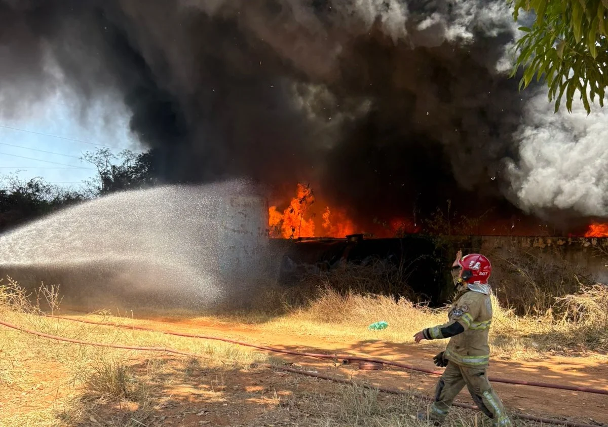 Quatro viaturas e 11 bombeiros foram mobilizados para atender a ocorrência Quatro viaturas e 11 bombeiros foram mobilizados para atender a ocorrência