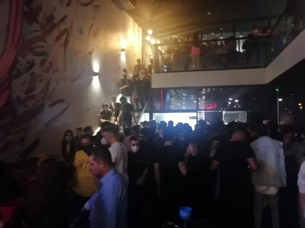 Polícia fecha festa clandestina com mais de 600 pessoas em SP
