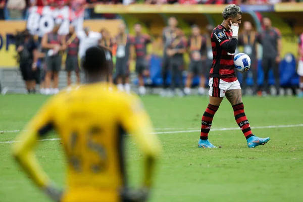 Observado por Hugo, Gabigol caminha para bater pênalti na final da Supercopa do Brasil