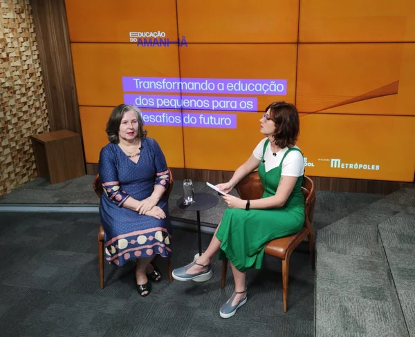 Foto colorida de entrevista do Metrópoles com diretora da ONE School - Metrópoles