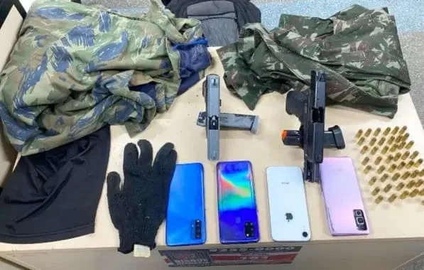 Imagem colorida de itens apreendidos com os criminosos - Metrópoles
