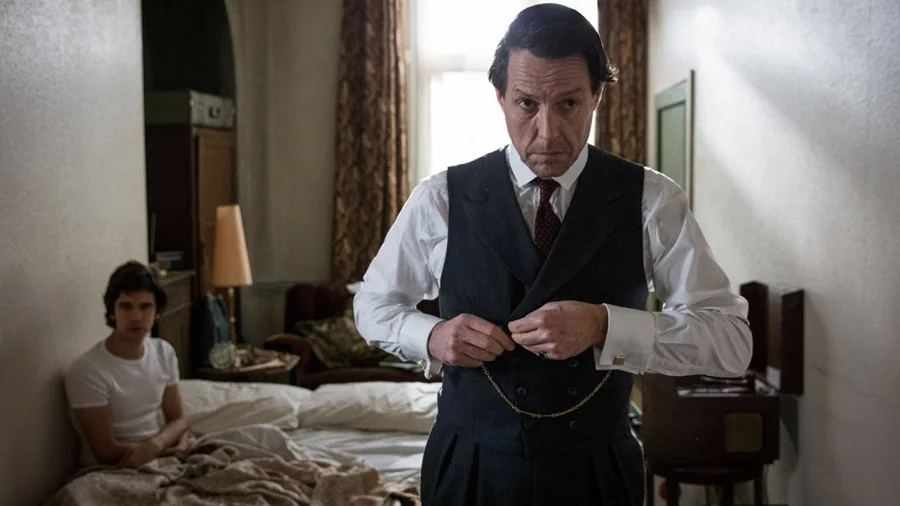 <b>A Very English Scandal</b> é baseada no romance homônimo, de John Preston, e conta as idas e vindas de um casal gay entre as décadas de 1960 e 1980 <b>A Very English Scandal</b> é baseada no romance homônimo, de John Preston, e conta as idas e vindas de um casal gay entre as décadas de 1960 e 1980