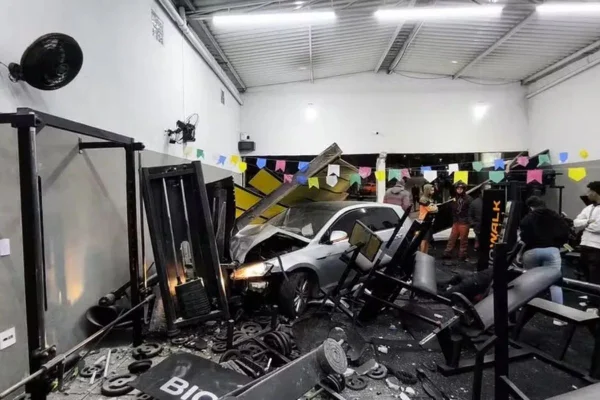 Imagem colorida mostra carro dentro de academia após acidente em Bragança Paulista, no interior de São Paulo - Metrópoles
