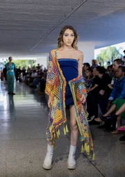 Ana Clara Lôres, desfilando criação de Clariana Menezes