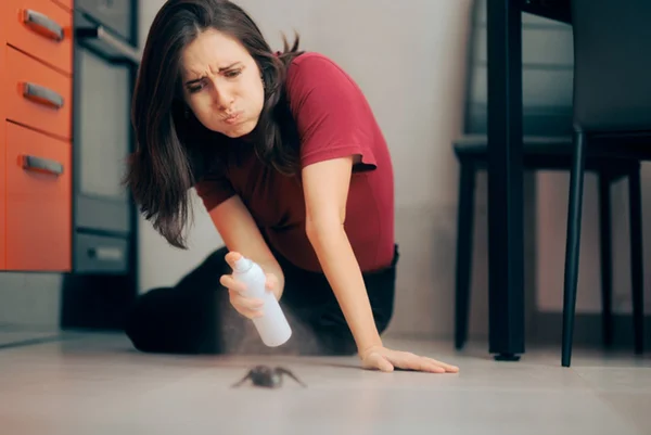 Foto de mulher matando aranha no chão - Metrópoles