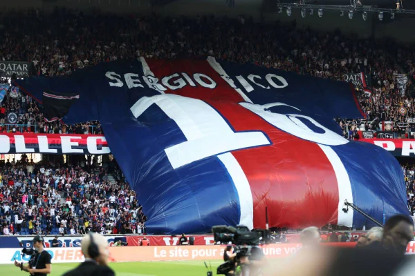 Esposa diz que goleiro do PSG já se comunica após acidente com cavalo