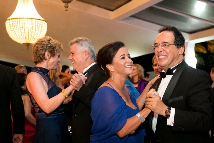 A embaixadora da Áustria Marianne Feldmann dançando com o governador do DF Rodrigo Rollemberg e Márcia Rollemberg dançando com José Alejandro Hidalgo A embaixadora da Áustria Marianne Feldmann dançando com o governador do DF Rodrigo Rollemberg e Márcia Rollemberg dançando com José Alejandro Hidalgo
