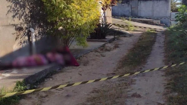 Dois corpos são encontrados na calçada em São Gonçalo (RJ)
