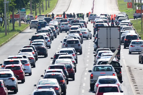 EPTG com carros em congestionamento