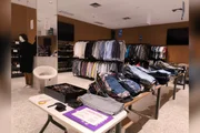 O bazar oferece roupas e calçados femininos, masculinos, adultos e infantis, além de bolsas e acessórios, novos e seminovos de marcas renomadas