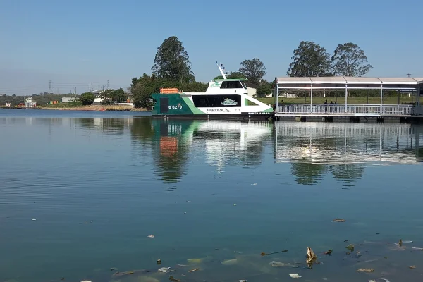 Imagem mostra barco na Represa Billings - Metrópoles