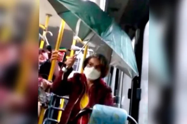 Goteiras obrigam passageiros a usarem guarda-chuvas dentro de ônibus em SP
