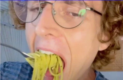 Aprenda a fazer um molho pesto rápido para comer com macarrão