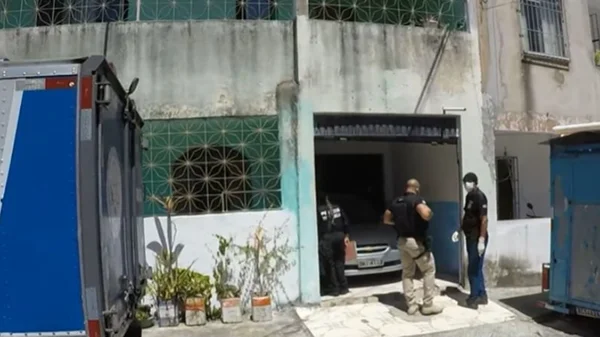 policiais fazendo perícia