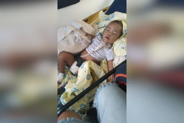 bebê com tubo ligado à garganta