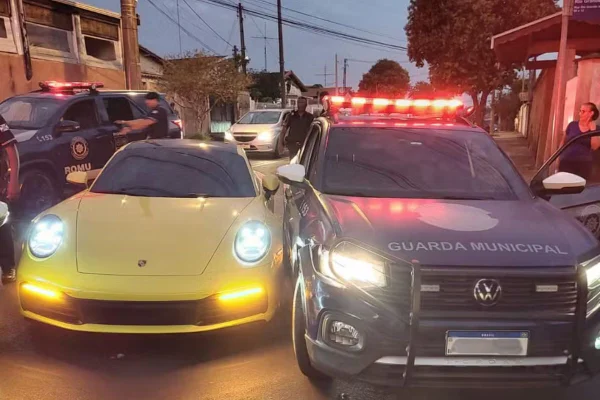 O motorista do Porsche fugiu ao ter sido informado que o veículo seria apreendido. A perseguição acabou quando ele bateu em uma viatura - Metrópoles