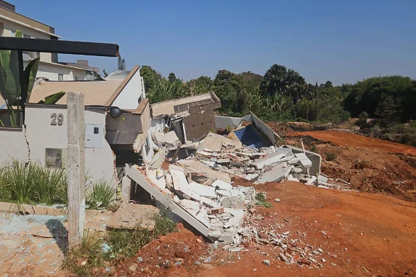 Foto de casa destruída