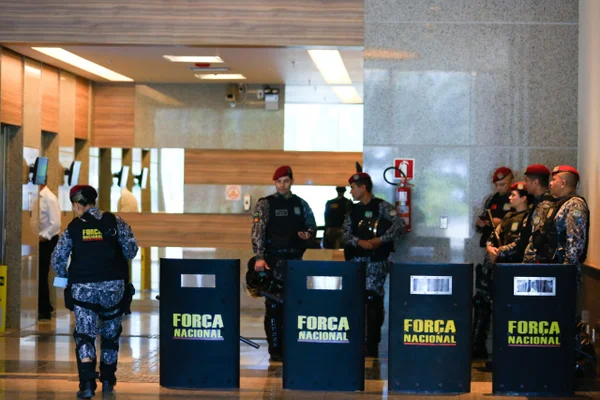 Integrantes da Força Nacional no saguão do prédio da Funai em Brasília