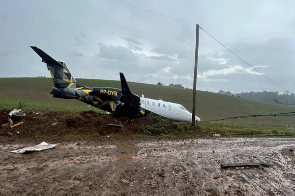 Imagem colorida de aeronave que saiu da pista em SC - Metrópoles
