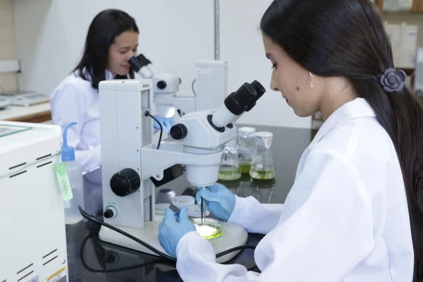 Imagem mostra duas cientistas em um laboratório - Metrópoles