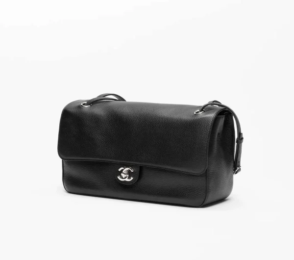 Na Chanel, Blazy faz da Maxi Flap Bag um novo sinônimo de elegância - destaque galeria Na Chanel, Blazy faz da Maxi Flap Bag um novo sinônimo de elegância - destaque galeria