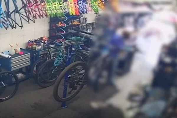 Imagem colorida mostra momento em que homem é morto após cobrar aluguel. Metrópoles