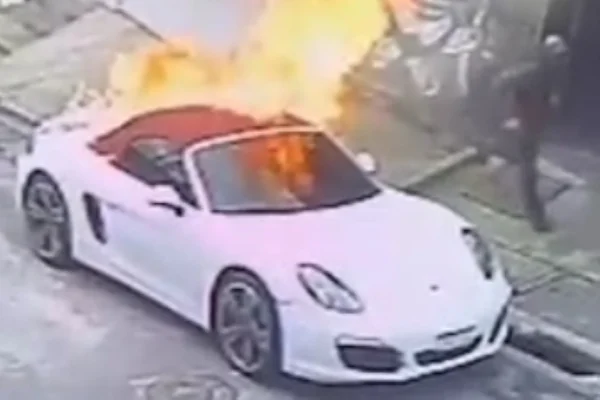 Imagem colorida de Porsche pegando fogo. Metrópoles