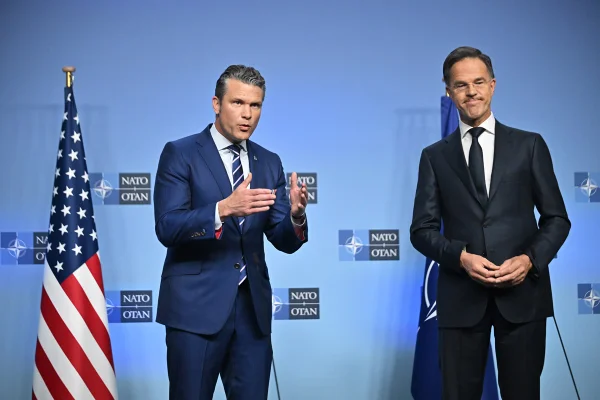 Imagem colorida, O Secretário de Guerra dos EUA, Pete Hegseth, faz uma declaração conjunta com o Secretário-Geral da OTAN, Mark Rutte, antes da Reunião de Ministros da Defesa da Otan na sede da aliança em Bruxelas, Bélgica- Metrópoles