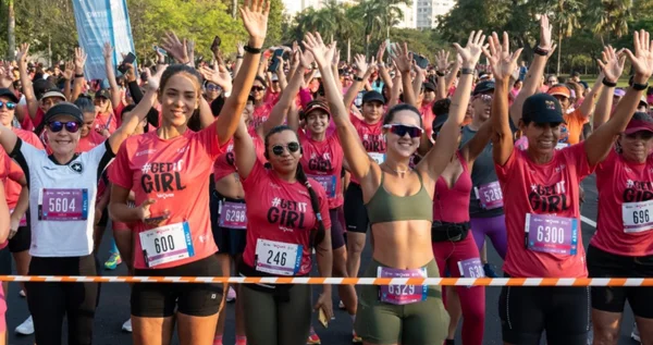 Fotografia colorida mostrando várias mulheres em largada de corrida-Metrópoles