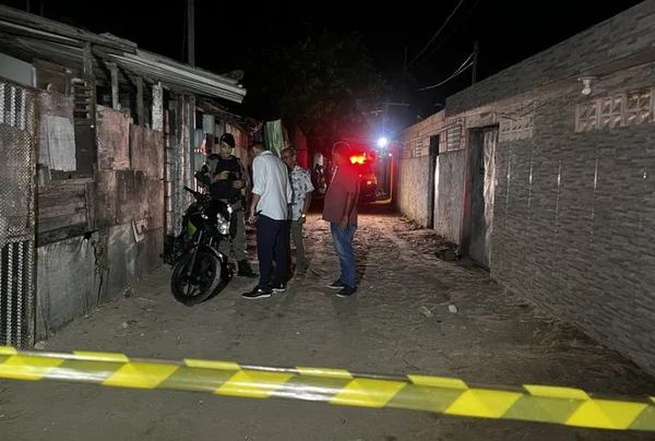 Imagem colorida de polícia em local de um dos homicídios - Metrópoles