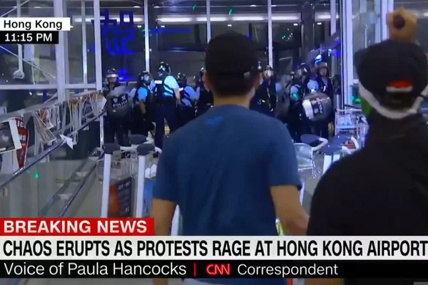 Em Hong Kong, polícia e manifestantes entram em confronto