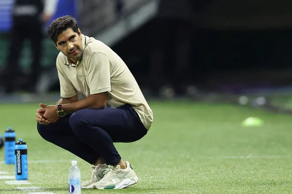 Imagem colorida de Abel Ferreira - Metrópoles
