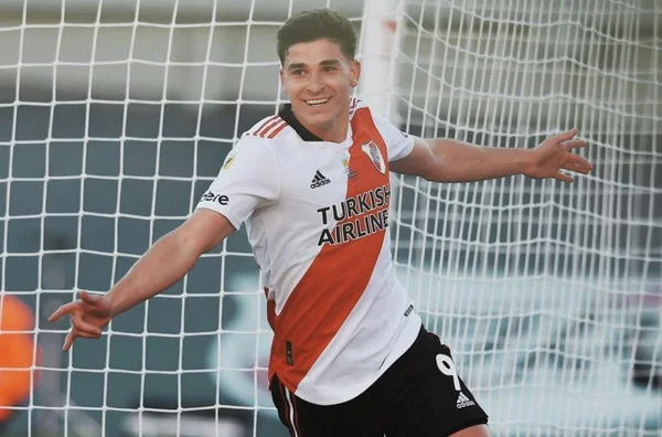 Imagem colorida de Julian Álvarez comemorando gol