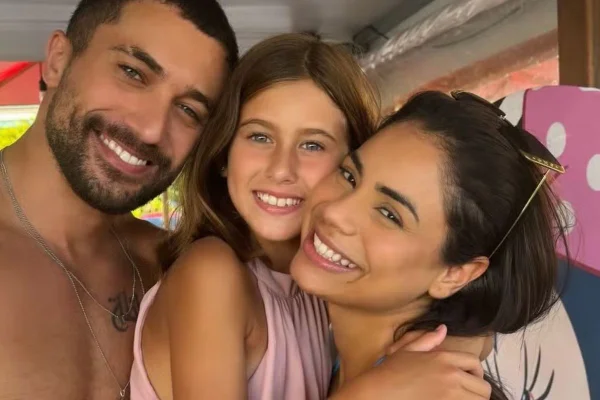 Foto colorida de Ricardo Vianna, a filha Cecília e Lexa - Metrópoles