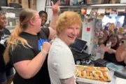 Ed Sheeran vende cachorros-quentes em Chicago