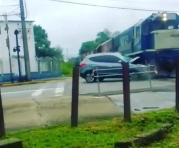 carro bate de frente com trem em SC