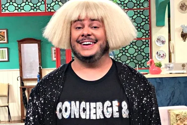 Marcus Majella copia visual de Anitta e resultado é hilário
