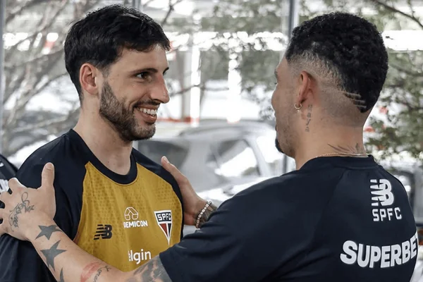 Calleri e Luciano se cumprimentando na reapresentação do elenco do São Paulo